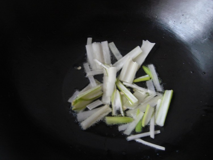 葱丝尖椒炒火腿步骤1