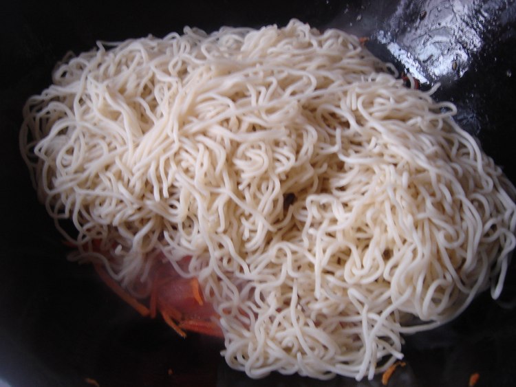胡萝卜火腿炒面步骤4