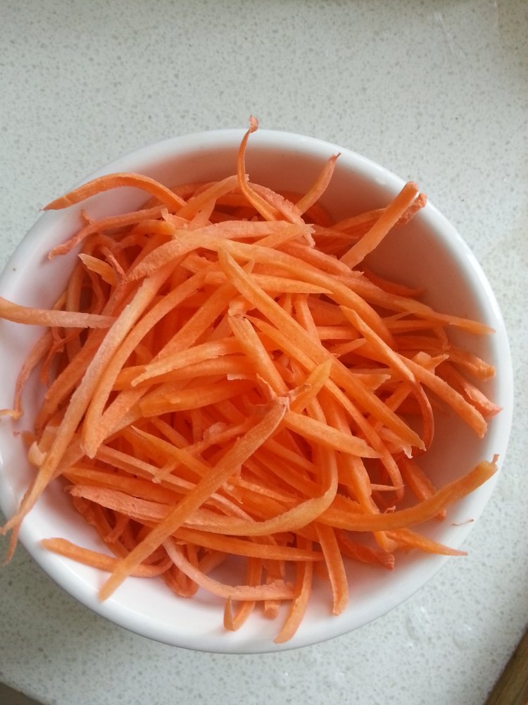 胡萝卜蒜苔炒火腿步骤2