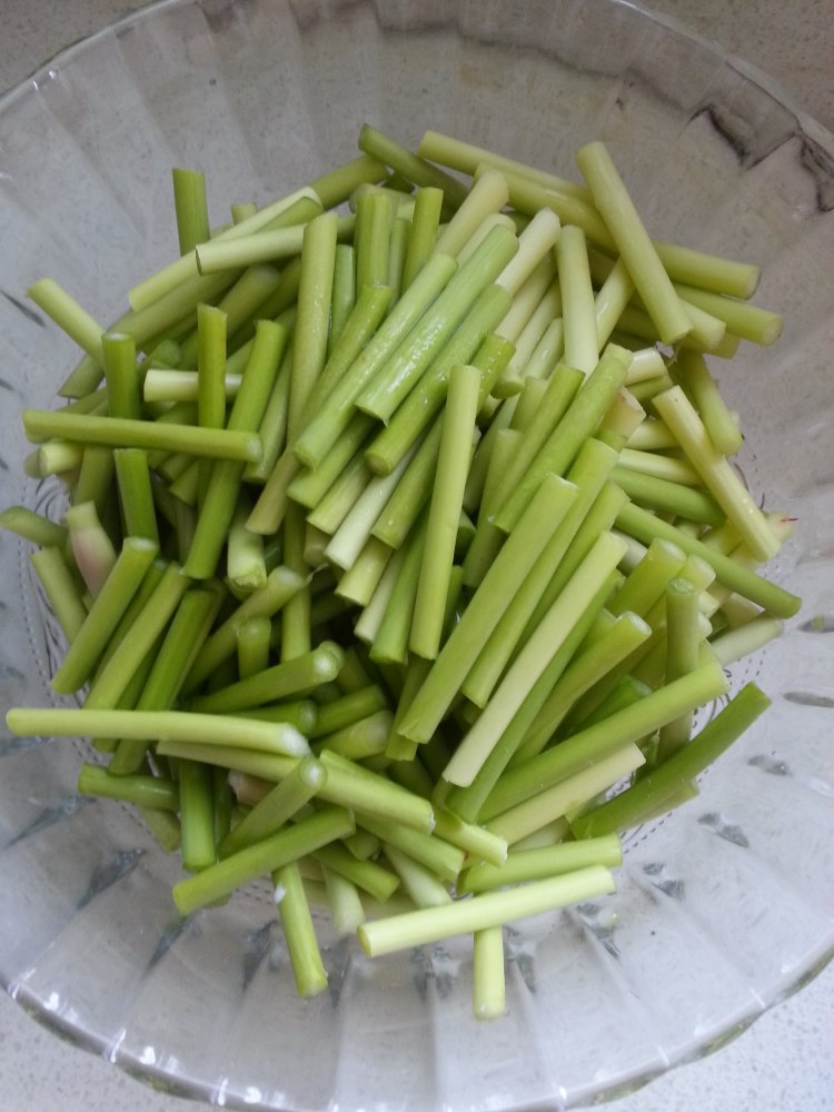 胡萝卜蒜苔炒火腿步骤3