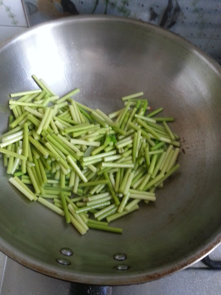 胡萝卜蒜苔炒火腿步骤5