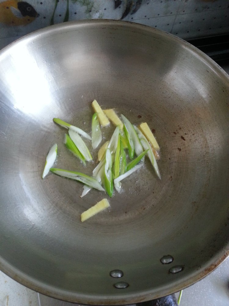 胡萝卜蒜苔炒火腿步骤4