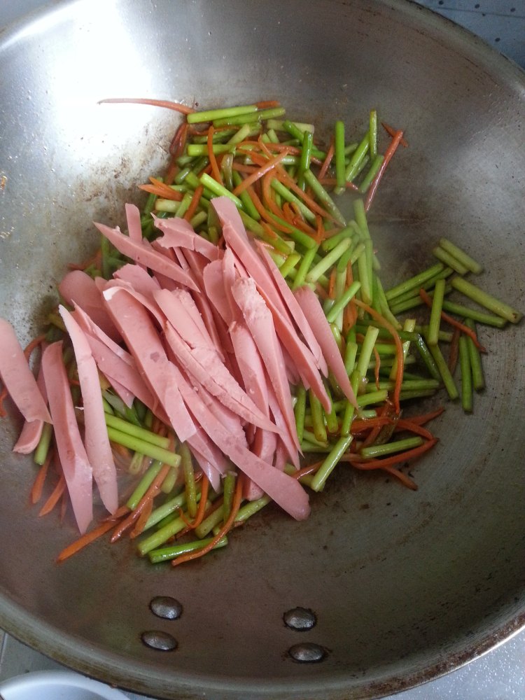 胡萝卜蒜苔炒火腿步骤7