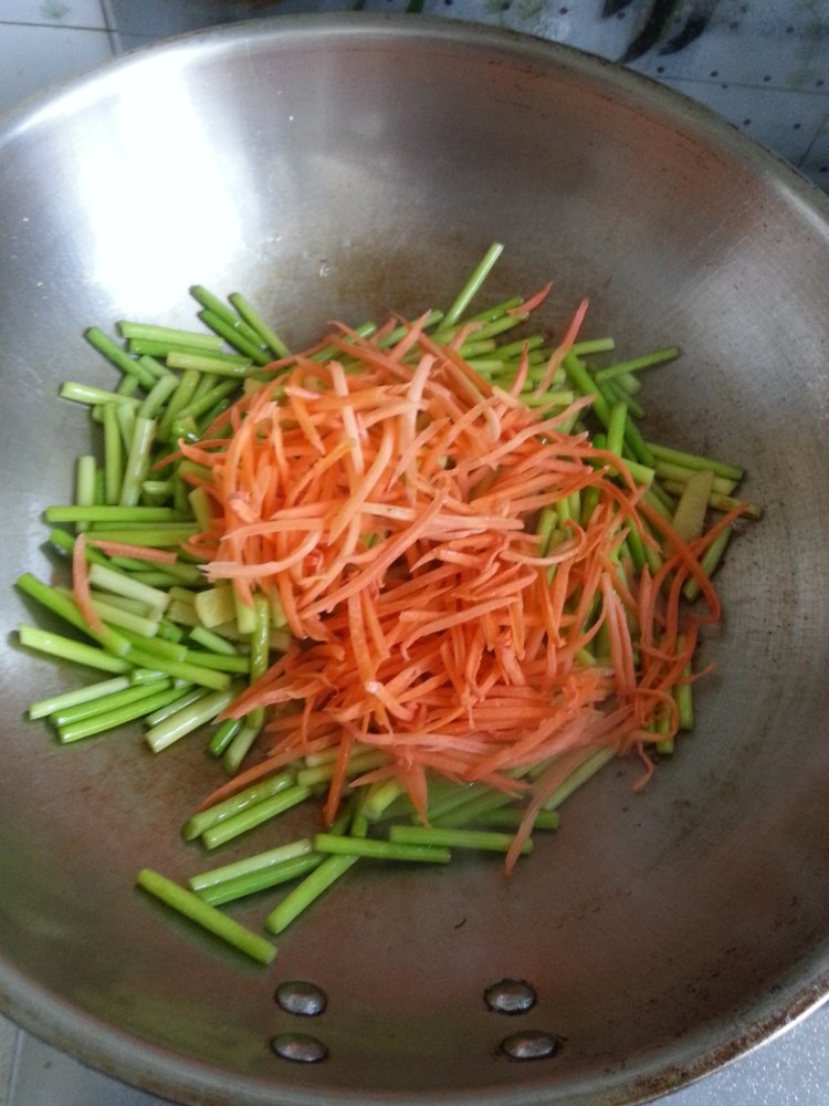 胡萝卜蒜苔炒火腿步骤6