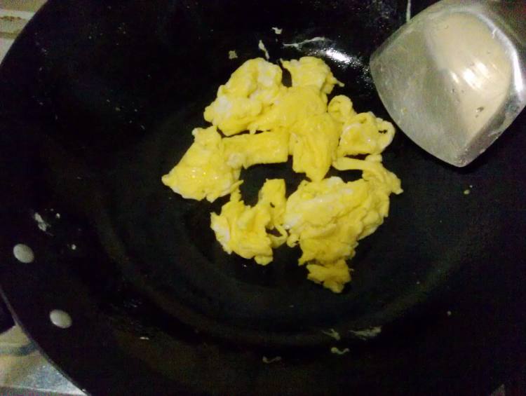 蒜苗鸡蛋炒火腿步骤2