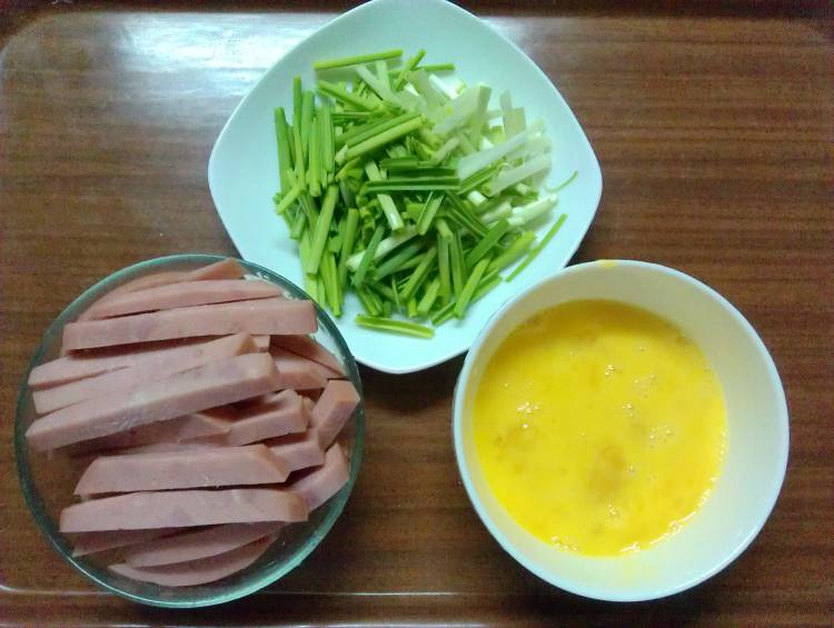 蒜苗鸡蛋炒火腿步骤1