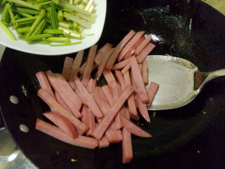 蒜苗鸡蛋炒火腿步骤4