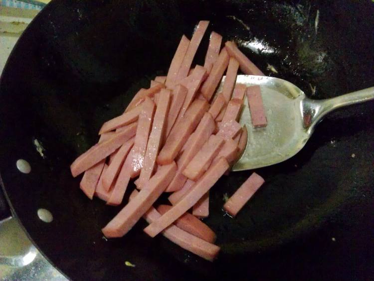 蒜苗鸡蛋炒火腿步骤3