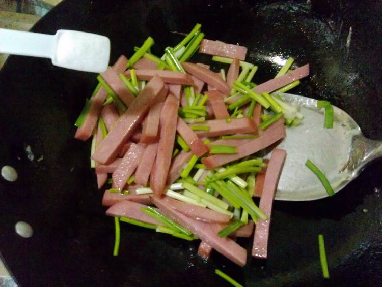 蒜苗鸡蛋炒火腿步骤5