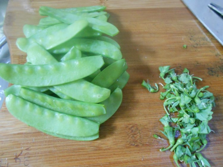 火腿炒菜花荷兰豆步骤1