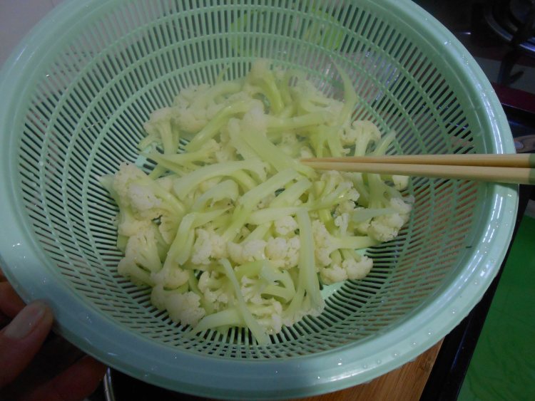 火腿炒菜花荷兰豆步骤3