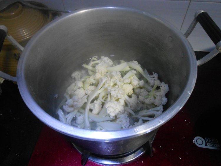 火腿炒菜花荷兰豆步骤2