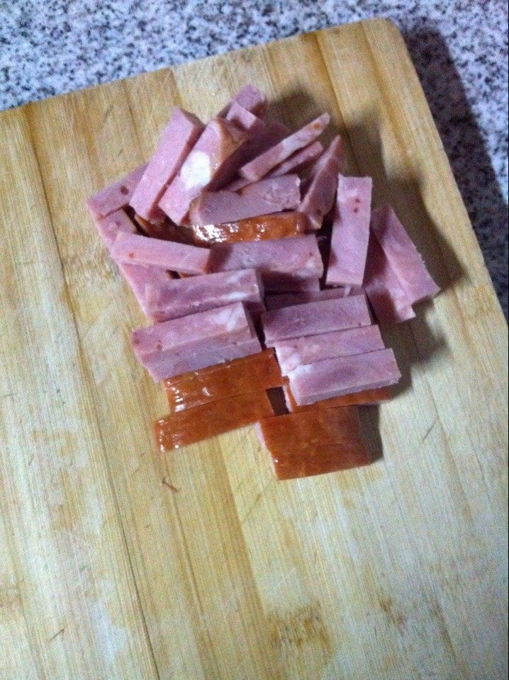 豌豆炒火腿步骤3