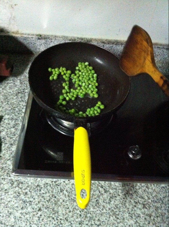豌豆炒火腿步骤4