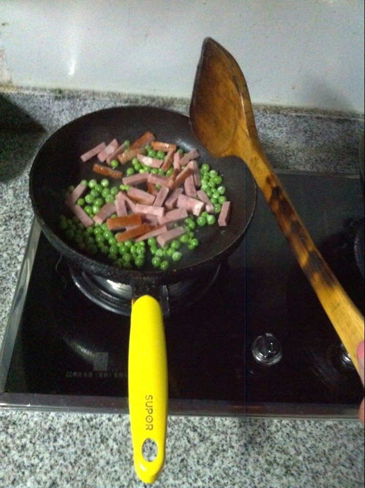 豌豆炒火腿步骤5