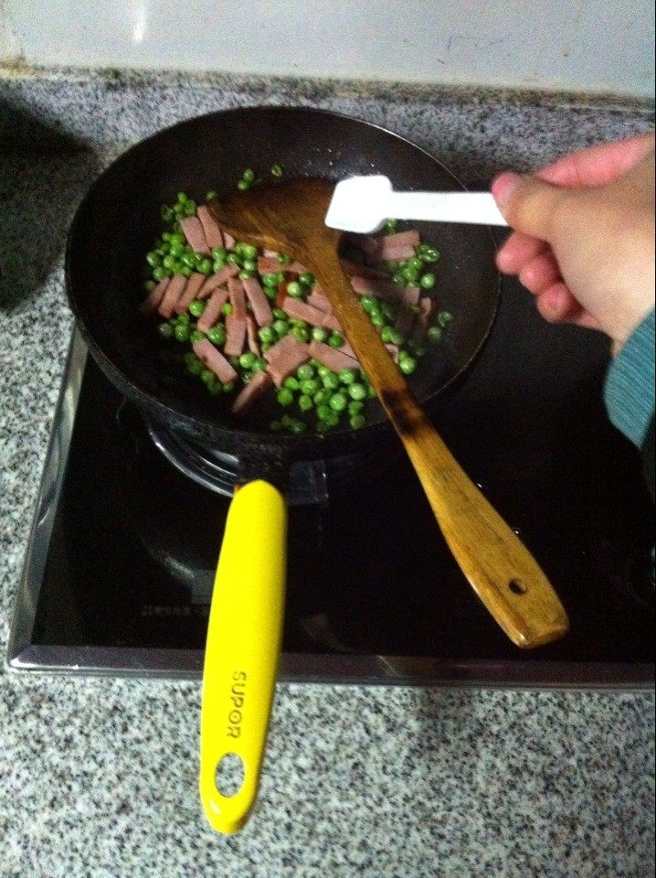 豌豆炒火腿步骤6