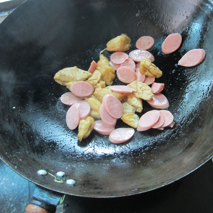 油豆腐炒火腿步骤7