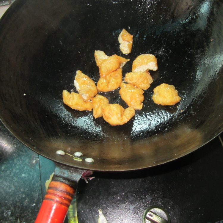 油豆腐炒火腿步骤5