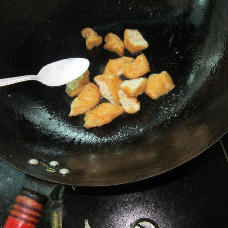 油豆腐炒火腿步骤4