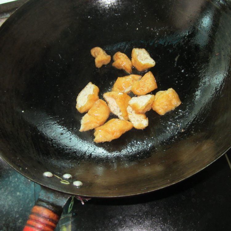 油豆腐炒火腿步骤3