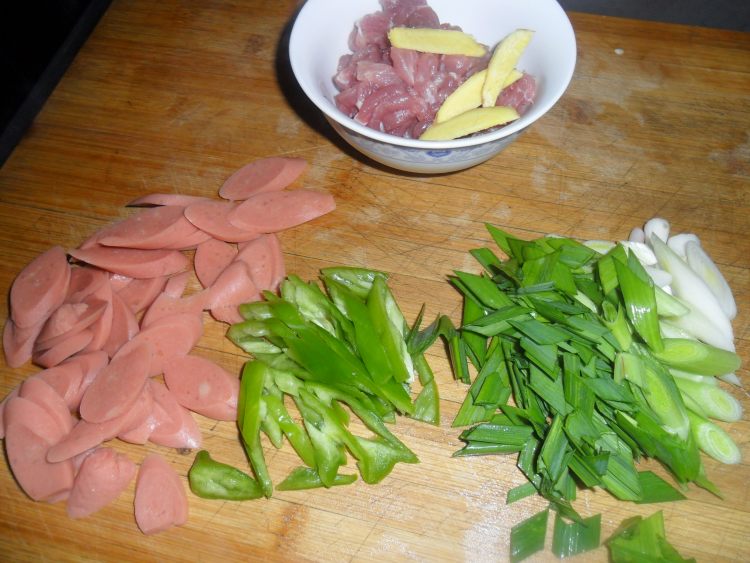 肉丝火腿炒面步骤1