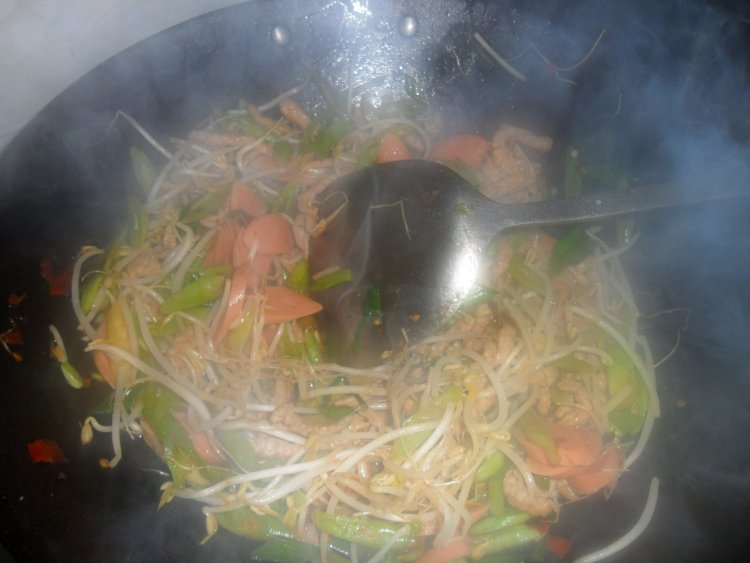 肉丝火腿炒面步骤4