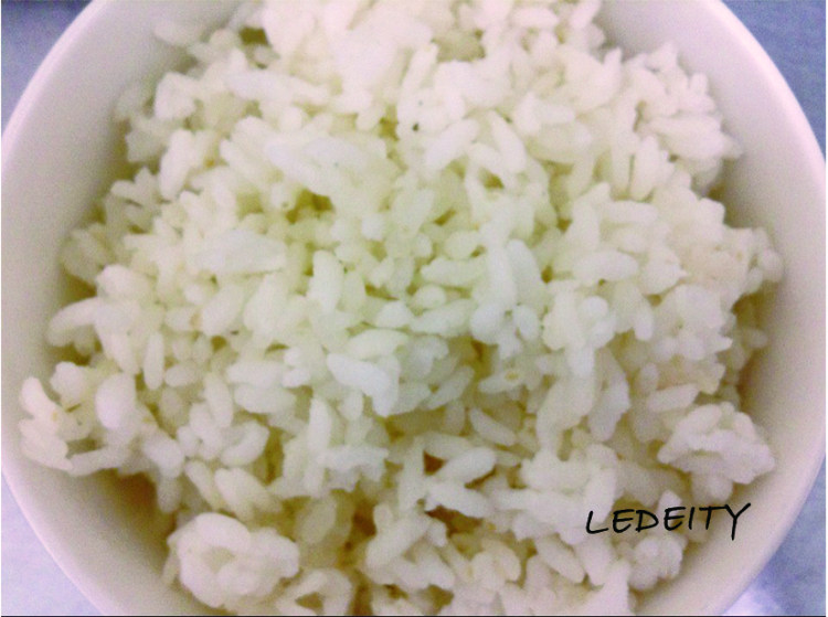 彩椒火腿蛋炒饭步骤1