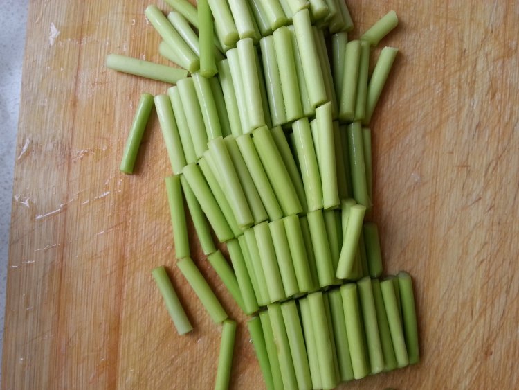 土豆蒜苔炒火腿步骤2
