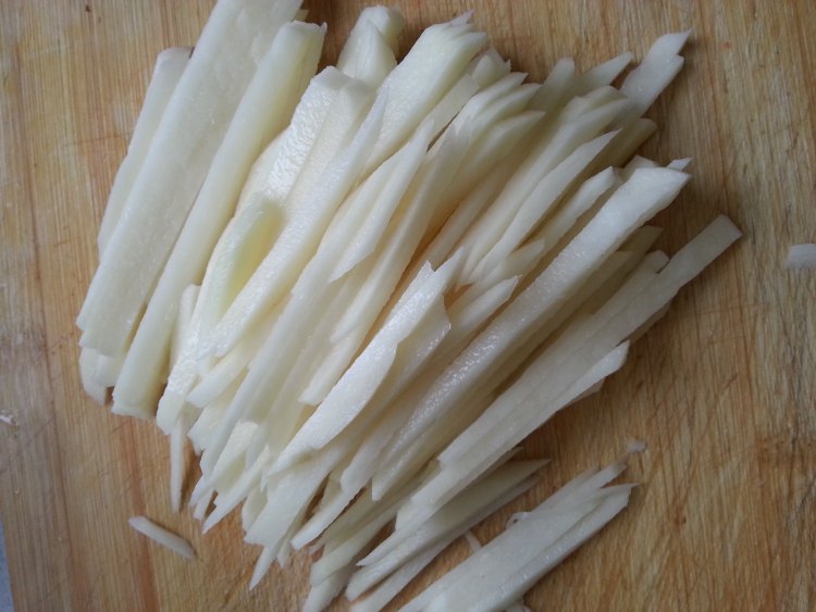 土豆蒜苔炒火腿步骤1