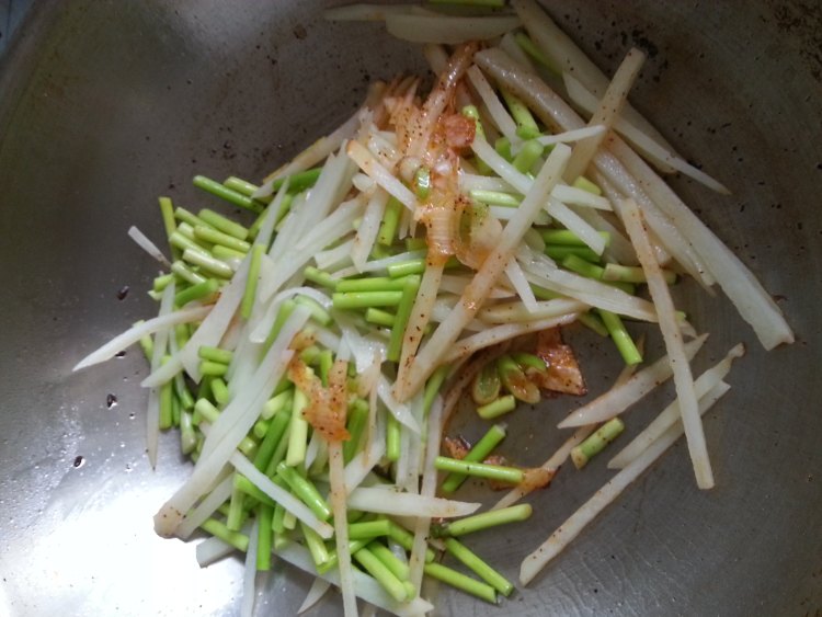 土豆蒜苔炒火腿步骤8