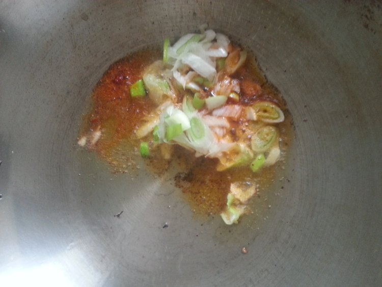 土豆蒜苔炒火腿步骤7