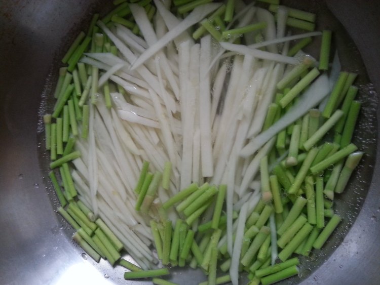 土豆蒜苔炒火腿步骤5