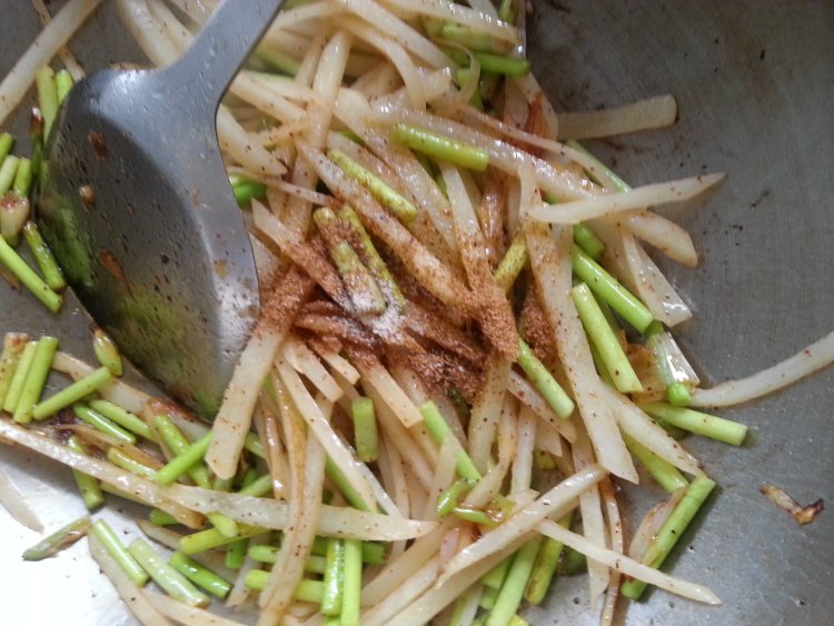 土豆蒜苔炒火腿步骤9