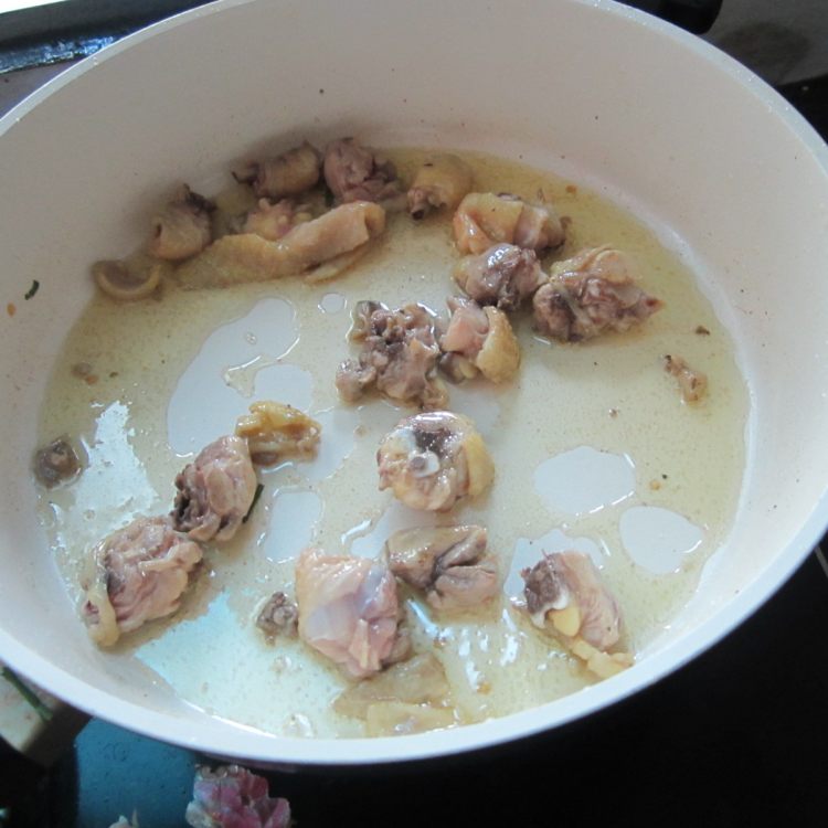 板粟火腿炒鸡步骤5