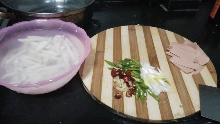 藕条炒火腿步骤2