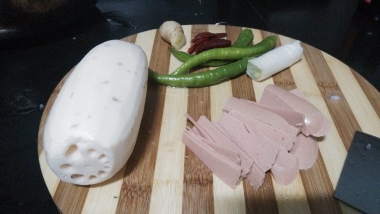 藕条炒火腿步骤1