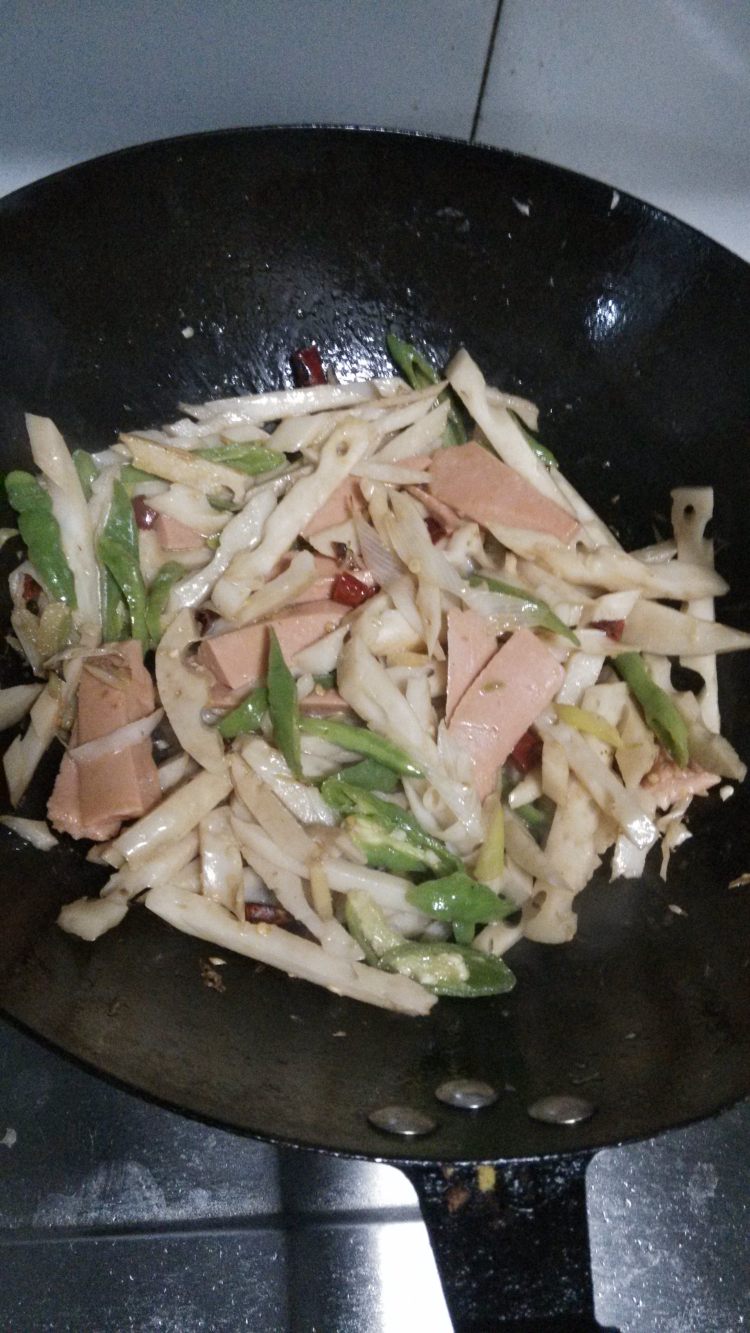 藕条炒火腿步骤5