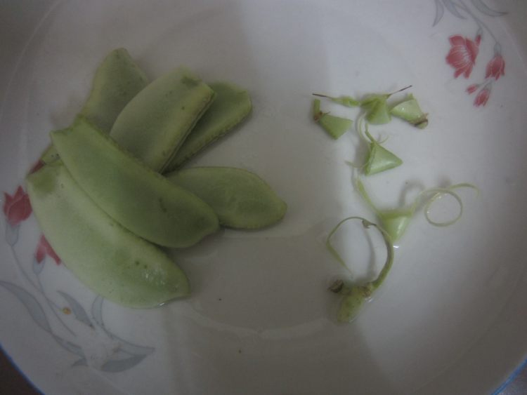 眉豆炒火腿步骤2