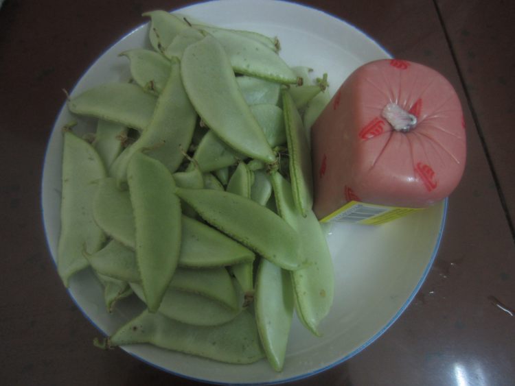 眉豆炒火腿步骤1