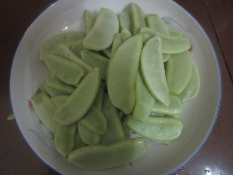 眉豆炒火腿步骤3