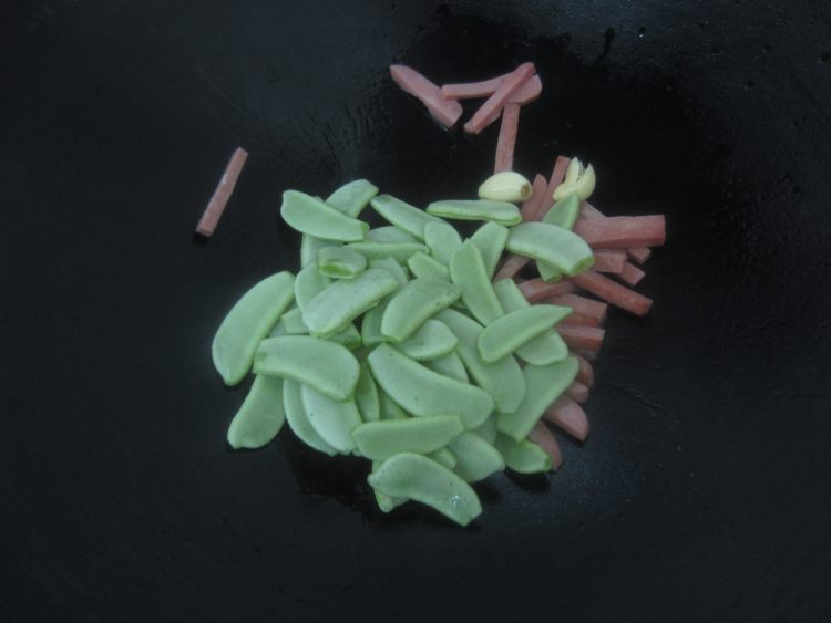 眉豆炒火腿步骤6