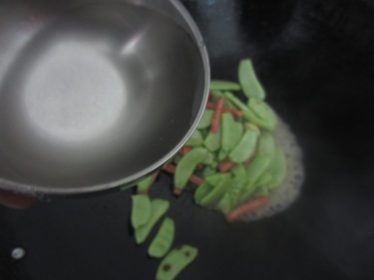 眉豆炒火腿步骤7