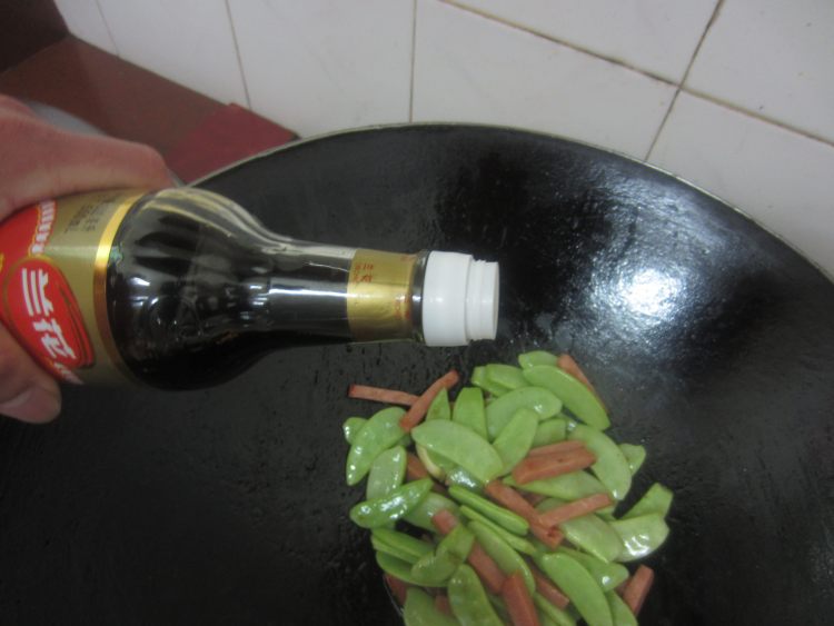 眉豆炒火腿步骤9