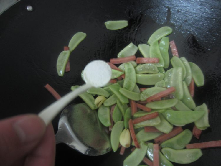 眉豆炒火腿步骤8