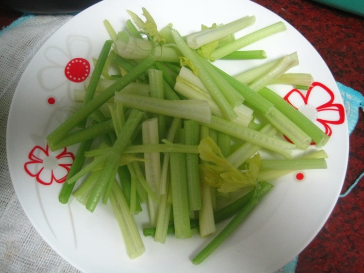 火腿炒香芹步骤2
