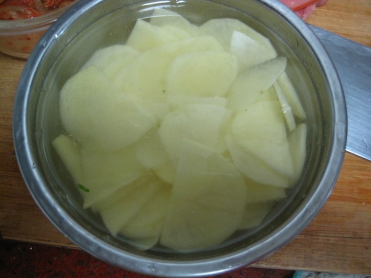 辣白菜炒土豆片步骤2