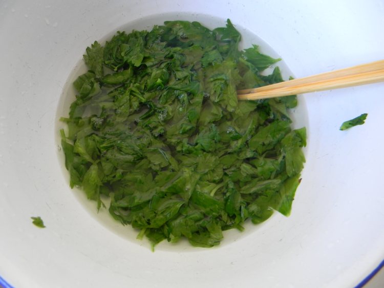 芹菜叶火腿辣酱步骤3