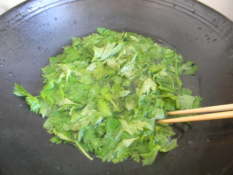 芹菜叶火腿辣酱步骤2