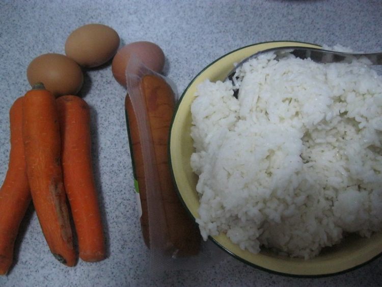 火腿胡萝卜蛋炒饭步骤1