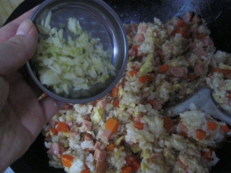 火腿胡萝卜蛋炒饭步骤12
